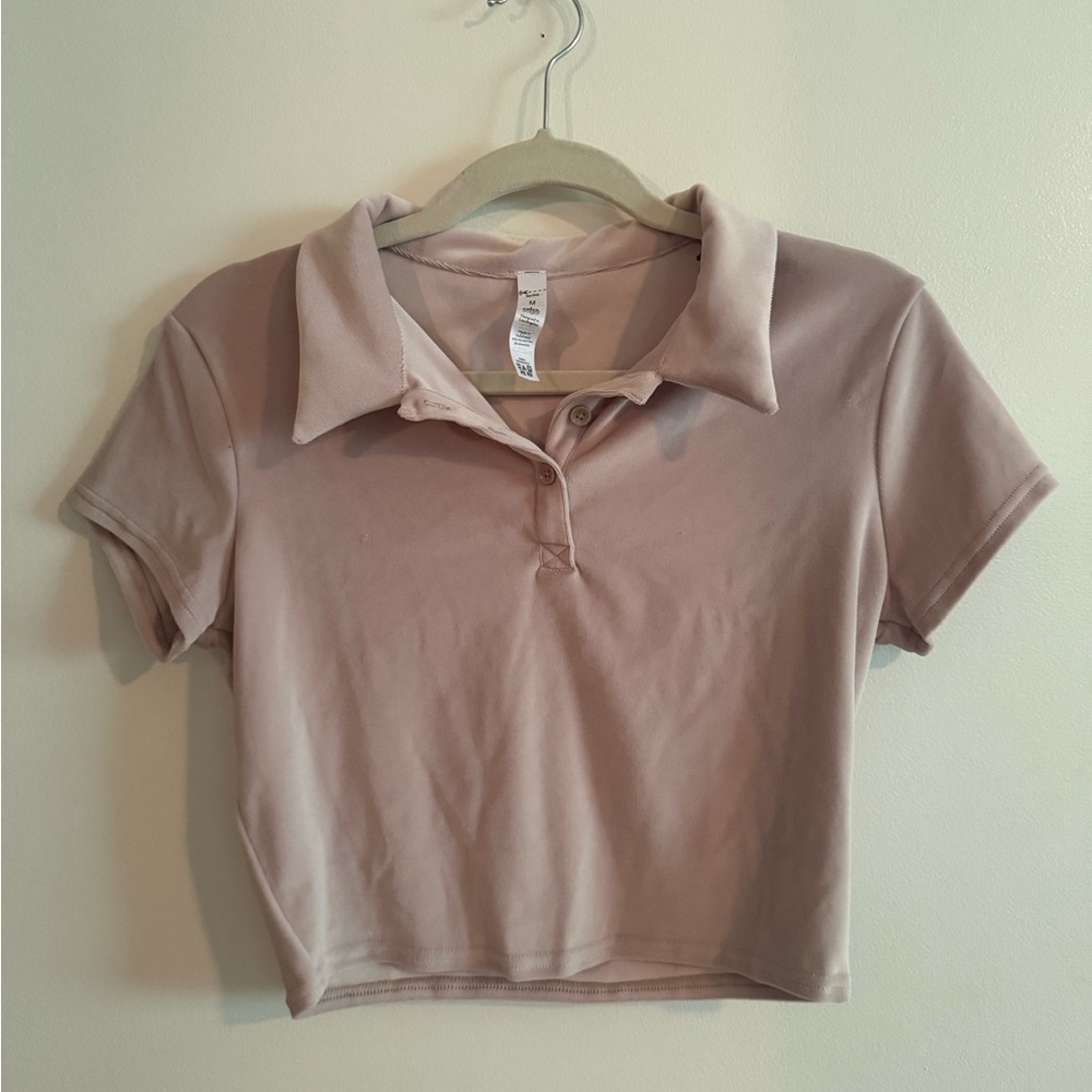 *NEW WITH TAGS* ALO yoga cropped collared shirt light Pink/Beige
